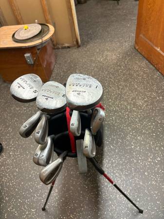 Nice beginner/ intermediate set of Dunlop golf clubs, titanium driver and woods! 1