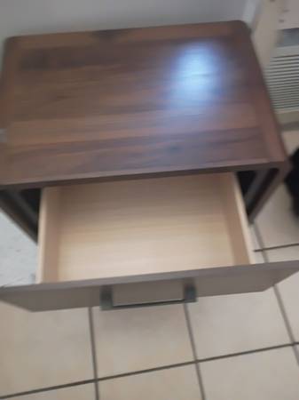 3 piece queen size bedroom set w/ mattress 1