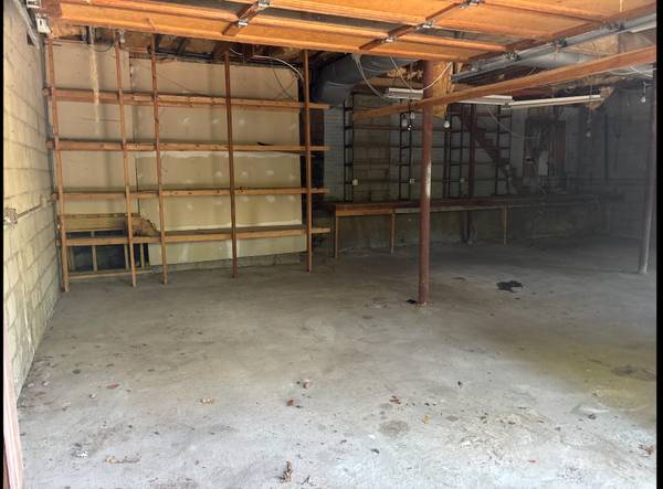$900 / 800ft2 - 3- BAY STORAGE GARAGE FORT RENT (Ansonia)64010165639043122