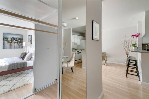 $2,000 / 1br - 717ft2 - Sun-Drenched top floor unit in the desirable Crown Colony complex (DALY CITY)63869455558273123