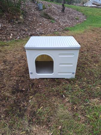 Plastic Cat Condo/Shelter 1