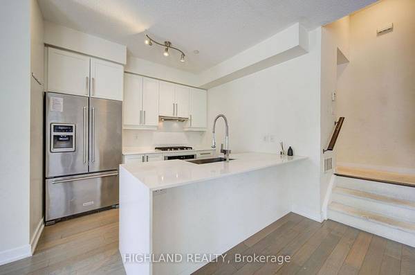 Luxurious 3Bdrm 3Bath 3-Storey End Unit Townhouse Steps To Square One 1