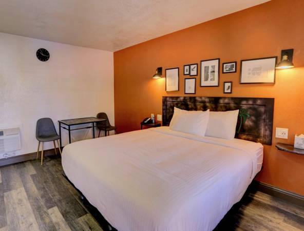 $399 / 1br - STAY WEEKLY & SAVE! Desk w/ Workspace, Coffee, Parking (South Sacramento)64043664075137123