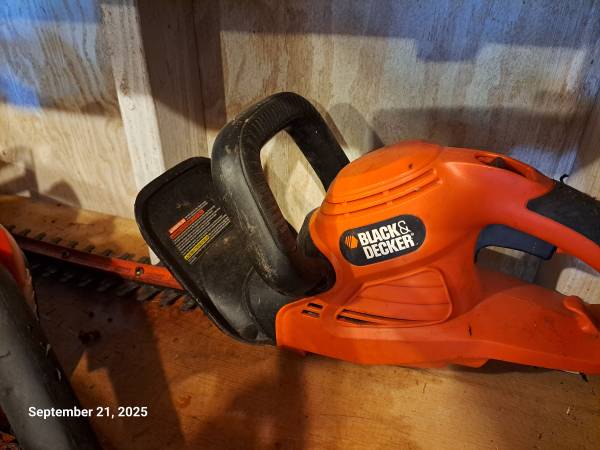 Black and Decker Electric Shrubber and Trimmer 1
