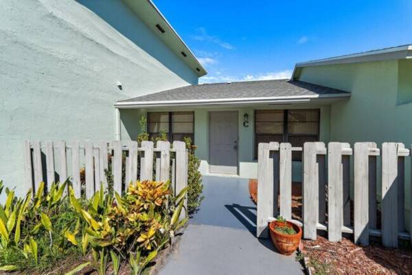 $1,500 / 1br - '''''''Single Level Villa lives like a little house. Renovated)'''''''' (Jupiter)64001847192323120