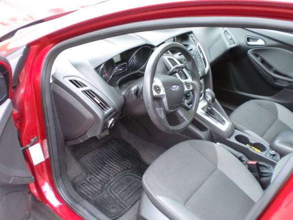 Ford Focus 2012 (¡Solo 101,000 millas!) $4,500 listo para salir - $4,500 (Enumclaw AFM)63437801798019124