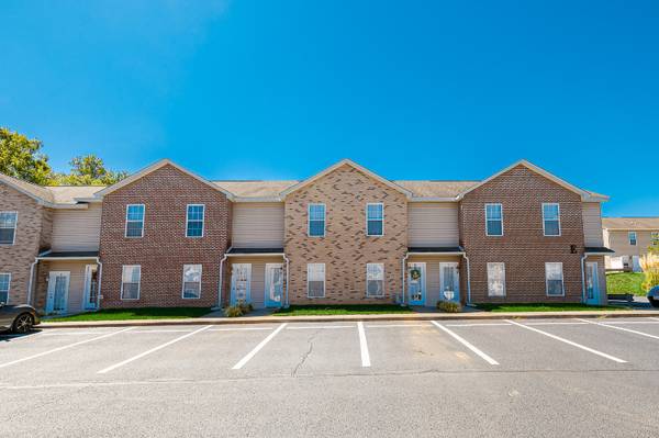 $1365.00 / 2br - 1000ft2 - Turnpike Townhome Apartments63689221195011124