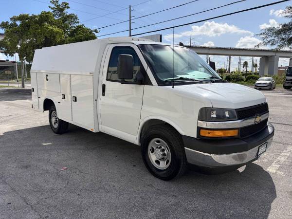 2019 Chevrolet EXPRESS 3500 CUTAWAY - Photo 2