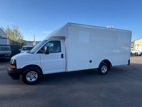 Furgón Chevy 4500 de servicio comercial Chevrolet Express 2022 sin cabina trasera 2D - $20,900 (King Auto)63619680593667121