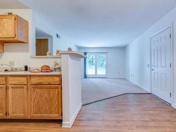 $735 / 3br - 925ft2 - Reserve Your New Home, Pet Friendly Community, Kitchen Serving Counter (Chillicothe)63659984838147121
