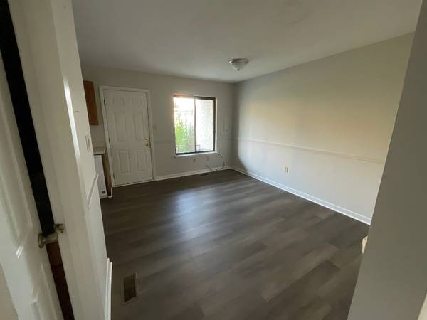 $1100.00 / 2br - Cozy Townhouse Near Exit 7!63858971701761121