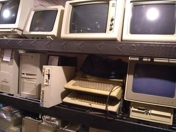 Wanted vintage computers and monitors, Apple / Atari / Commodore / IBM 1