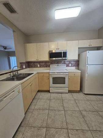 $2,000 / 3br - A must see! Beautifully Maintained 2nd floor 3 bed lake view Condo (West Palm Beach - 33411*)64049280317569121