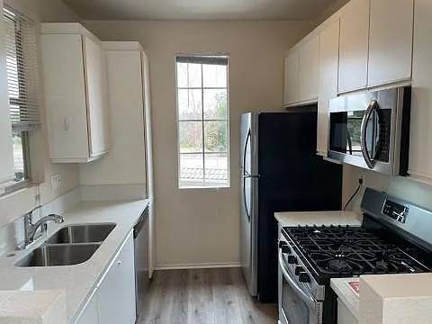 $1,450 / 2br - 904ft2 - Modern Master Suite with Upgraded Bathrooms & In-Unit Laundry (San Diego)63657108663297121