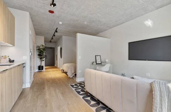 $2,289 / 1br - West Loop Convertible 1 bedroom, gym sun deck W/D in unit (West Loop)63898598450818120