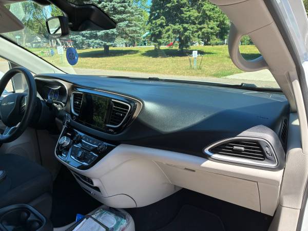 2019 Chrysler Pacifica Touring LE 1