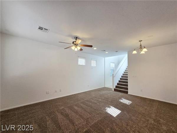 $1,975 / 3br - 1740ft2 - Beautiful 3-bedroom House in SW with Upgrades & Community Pool (SW - Mountains Edge)63907028726275123
