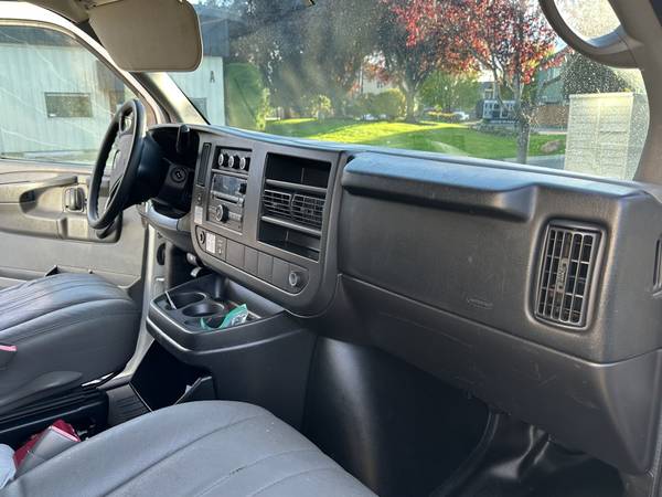 2012 GMC Savan 3500 16' - Photo 10