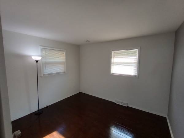 $1,600 / 3br - 1000ft2 - Charming 3BR Home in Joliet – Hardwood Throughout (Joliet)63898473509379123