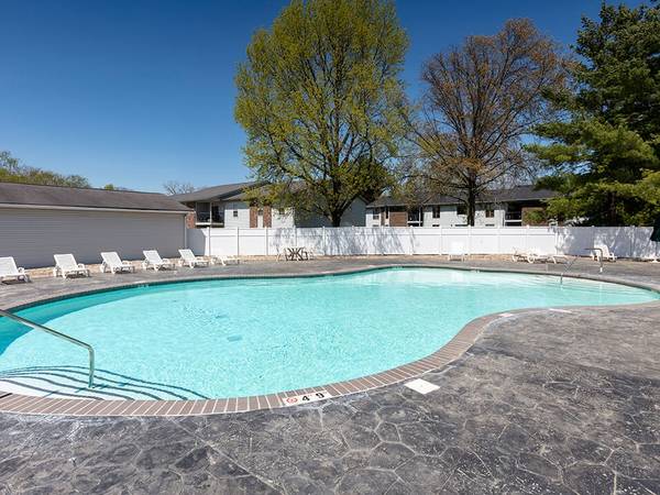 $905 / 2br - 950ft2 - APPLY 2 B Closer to all the best shopping areas of South side of town (1200 E Elmwood Dr, Terre Haute, IN)63675880883715124