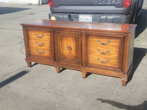 Super solid 9 drawer dresser 1
