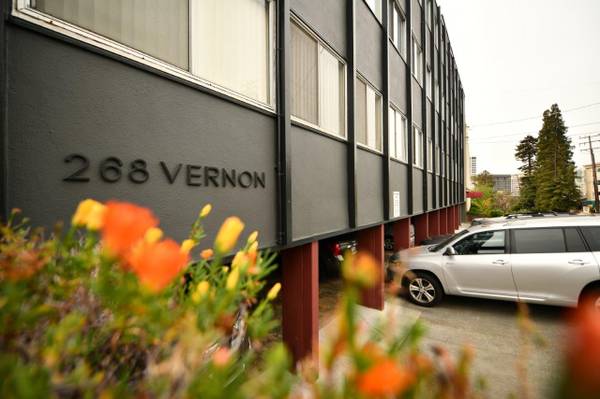 Top floor Unit! Great Studio, Adam's Point, Walk to BART, Lake  1