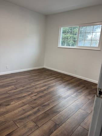 2 bedrooms 1 full bath no monthly bills private hall with door laundry 1