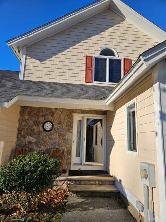 $1,700 / 3br - 2400ft2 - 2 rooms and private bath for 1 person utilities included (Hampstead. NH)63986917650050121