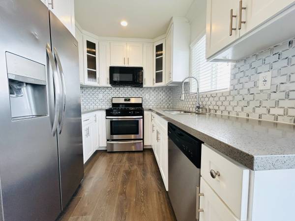 $3,775 / 3br - ALL BOXES CHECKED A/C IN UNIT LAUNDRY 2-CAR GARAGE (Westchester)63863894628867123