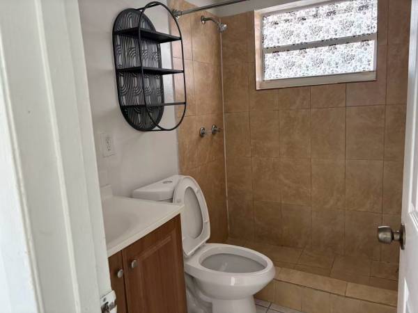 $1,990 / 2br - 2 Bed 1 bath apartment with balcony (Hialeah)63906440547331123