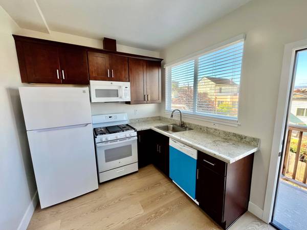 $3,900 / 2br - ESPECTACULAR PISO SUPERIOR DE 2 HABITACIONES Y 1 BAÑO TOTALMENTE RENOVADO!!! (bayview)63695896459267122