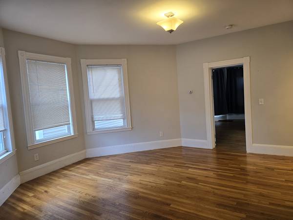 $3,300 / 3br - 9/1!Gran ubicación 3BD! ¡6 min a Davis T! ¡Estacionamiento! ¡Lavandería! Mascotas negociables! (Davis Square)63856338341379122