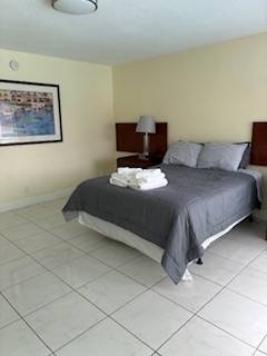 $549 / 1br - 450ft2 - BY THE BEACH! Extended stays welcome $549/WK BEAUTIFUL AND SPACIOUS (Deerfield Beach)64049455176065124