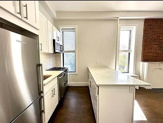 $4,300 / 1br - Lease Takeover –Prime Upper West Side 1BR with option to renew (Upper West Side)63945363125762121