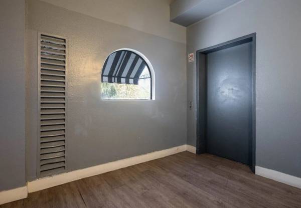 $2,050 / 1br - Laundry Facilities, Patio/Balcony, Elevator (Santa Ana)64035737806849123