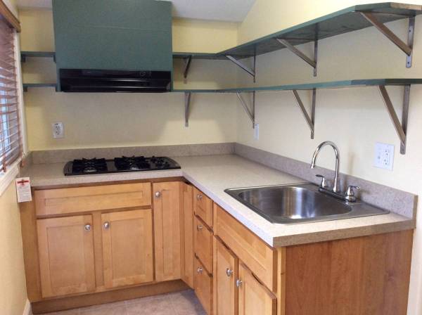 studio  apt.  3 blocks to Richmond BART 1