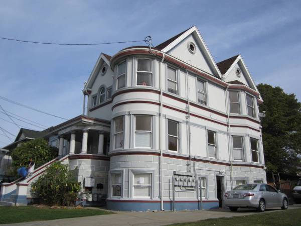 $1,225 ***Live in the Historic Borland House*** (oakland east)63813715788161120