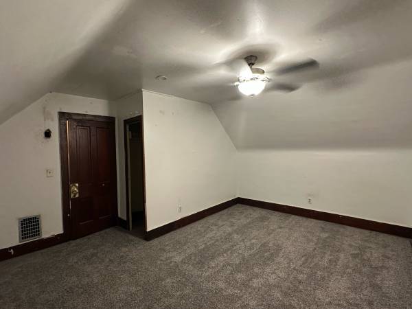 $2,200 / 3br - 1350ft2 - House with backyard and parking (Iowa City)63897405243395124