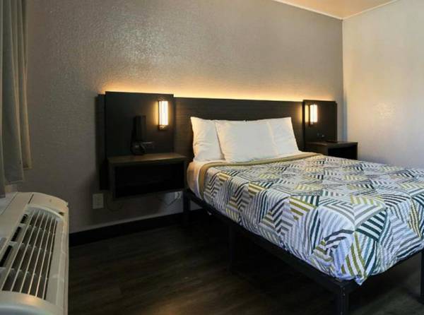 $399 / 1br - STAY WEEKLY & SAVE! Desk w/ Workspace, Pool, Parking (Natomas & Smf Airport)63900309375106122