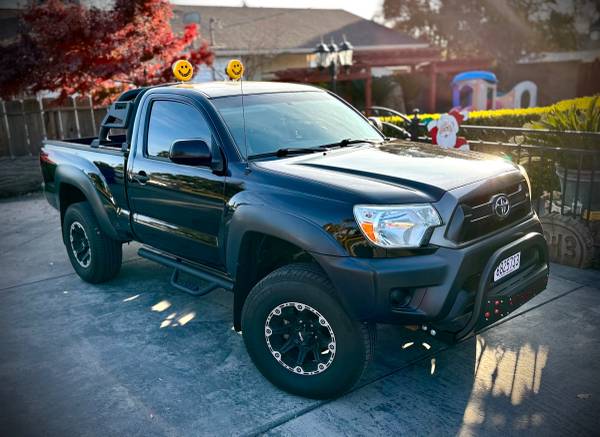 Tacoma 2012 RARE 4 x 4 Regular cab, 5 sp. Manual Trans. 1