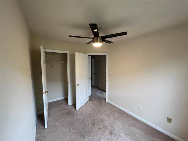$850 / 4 habitaciones - 1890 pies cuadrados - Habitación disponible - Caminar al metro - Servicios incluidos (Alexandria)63511718718337123