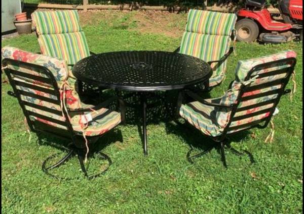 Aluminum patio set table and 4 rockers * 1