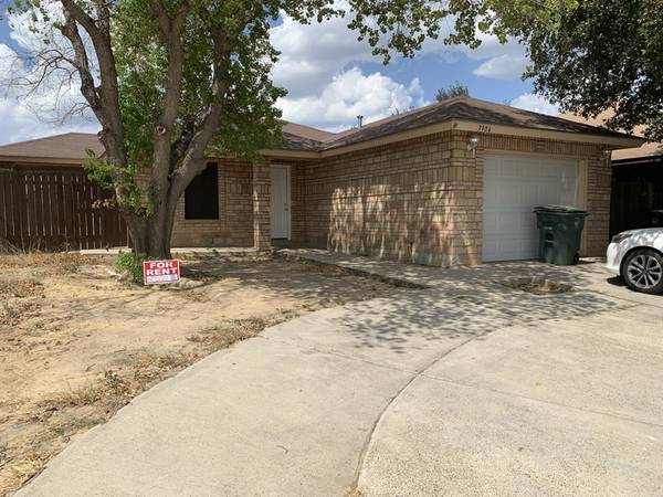 $1880.00 / 3br - 1440ft2 - Large fenced yard and side patio. Accross the street from USHS Garage63662018946563123
