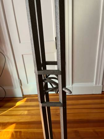Lámpara de pie metálica: muy estable y resistente - $40 (Arlington Heights)63438975218947123