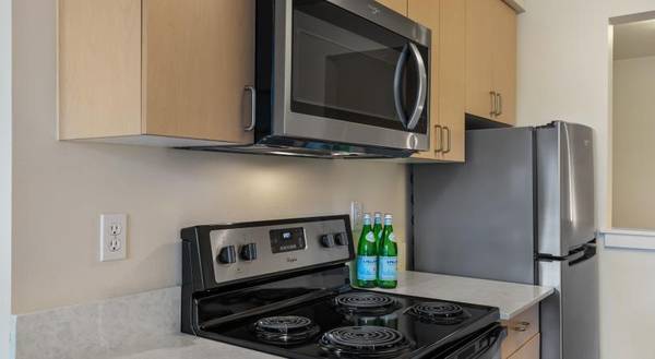 $2,888 / 1br - 1264ft2 - Unbeatable Commute, Luxurious Living Awaits (Maple Leaf, Northgate)63852483824129121