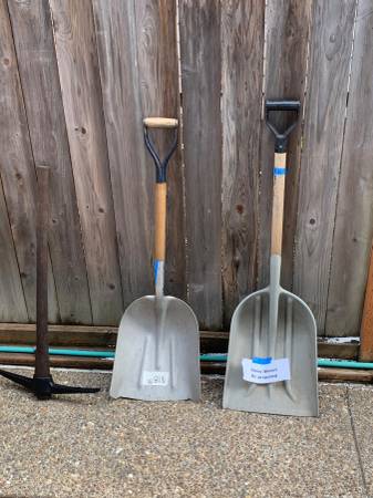 Shovels, Scoop shovel, 4 aluminum shovels, 1 polycarbonate shovel 1