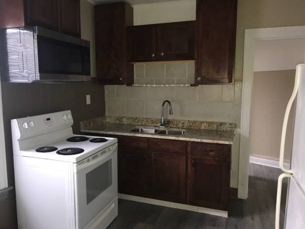 $1,100 / 1br - Updated 1BR/1BA Apartment – Top-Floor Unit Near Montrose & Cicero (Portage Park)64041641910657124