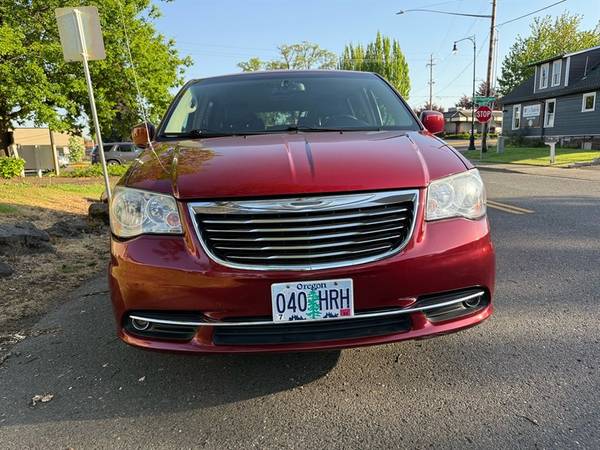 2013 Chrysler Town & Country Touring-L | Clean title | DVD | Stow n Go - $6,990 (Vancouver)63618519301377122