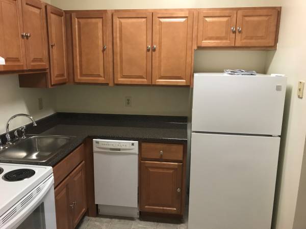 $1,195 / 1br - Apartamento de una habitación en West Springfield (West Springfield)64017045614337122