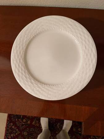 Dinner dishes, white with design on rim 1